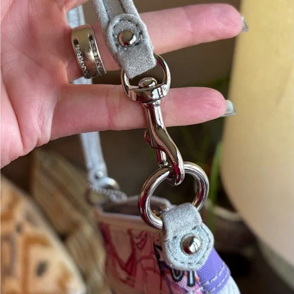 Authentic COACH 1941 POPPY shimmery Leather/thick Cotton zip closure wristlet - Picture 3 of 14